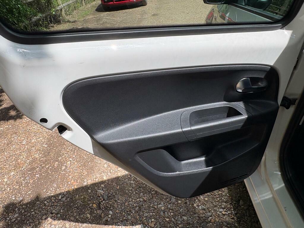 Volkswagen Up 1.0 Groove Up White #25