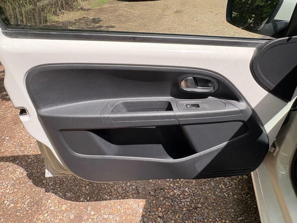 Volkswagen Up 1.0 Groove Up White #24