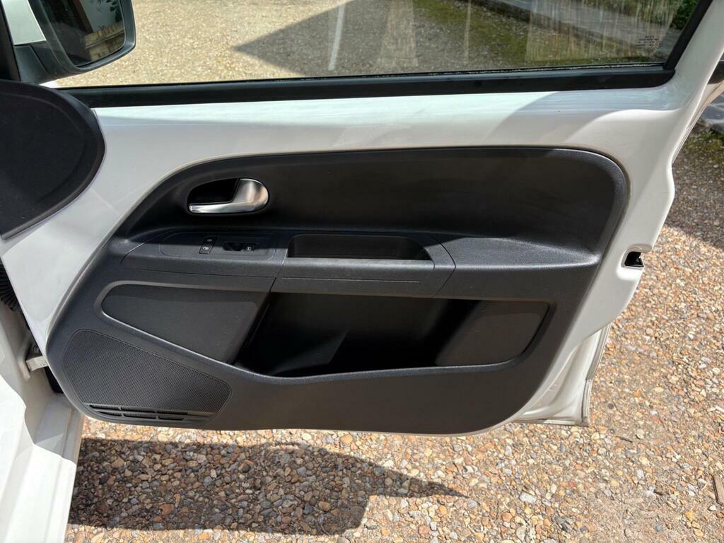 Volkswagen Up 1.0 Groove Up White #27