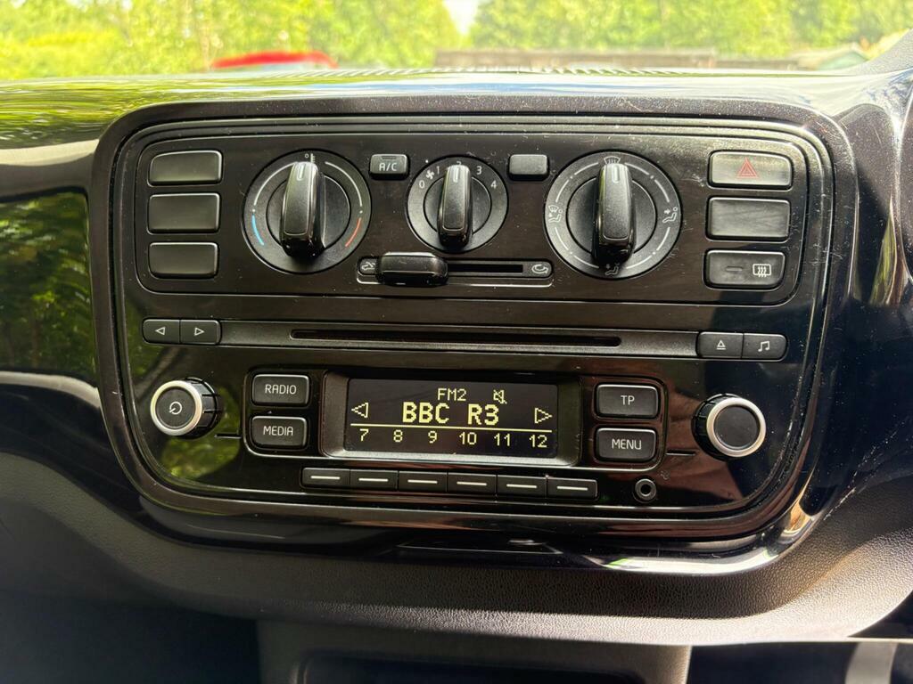 Volkswagen Up 1.0 Groove Up White #31