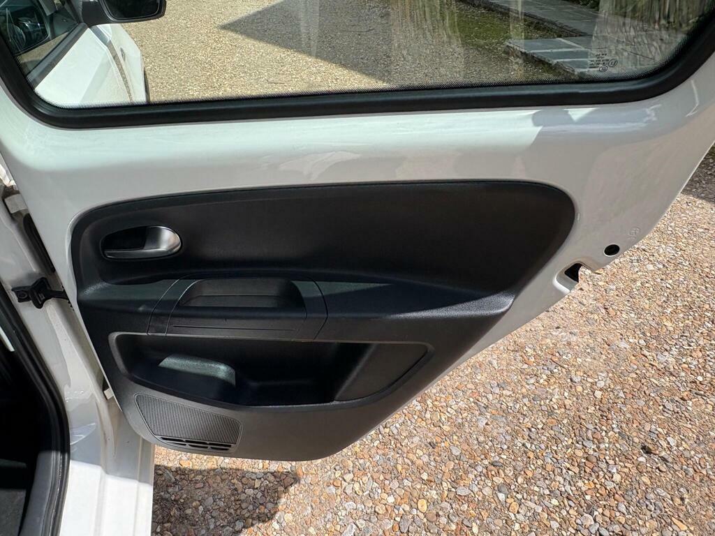 Volkswagen Up 1.0 Groove Up White #26