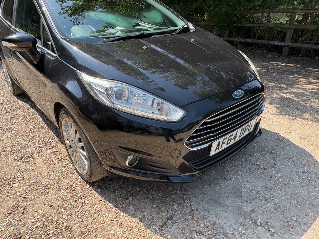 Ford Fiesta Studio Red #6
