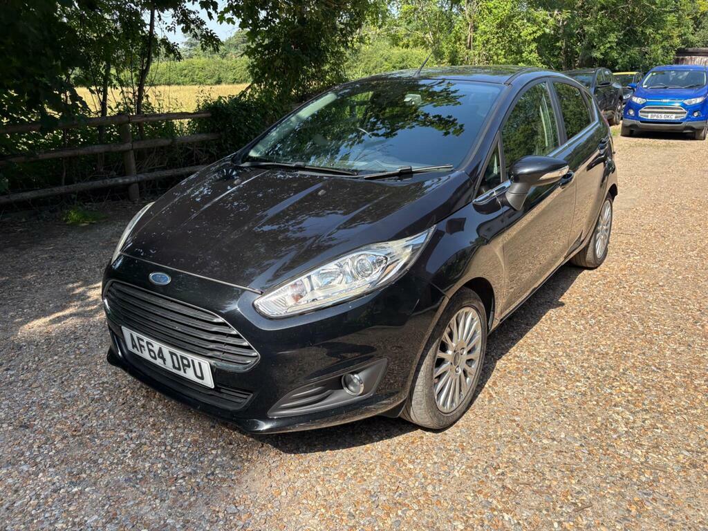 Ford Fiesta Studio Red #4