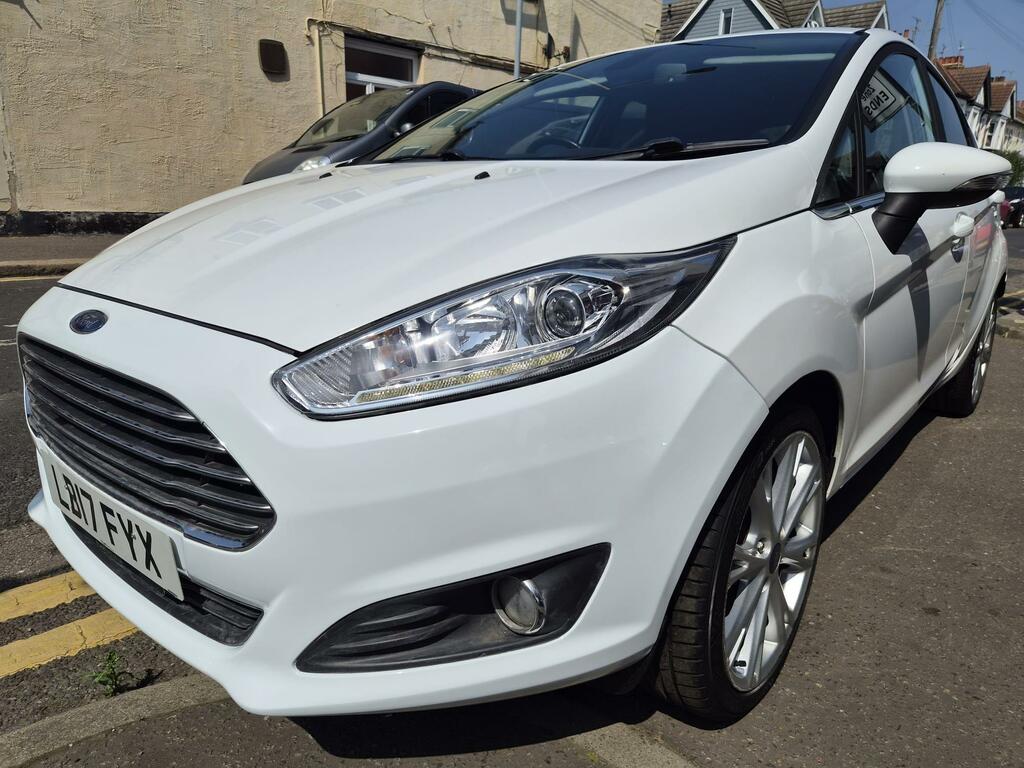 Ford Fiesta Titanium White #2