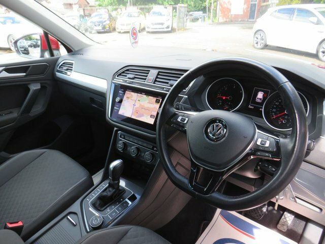 Volkswagen Tiguan 2.0 Tdi Se Navigation Suv Dsg 4Motion E VX67VCV Red #5
