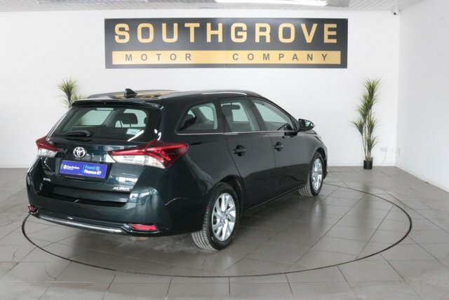 Toyota Auris Excel Silver #8