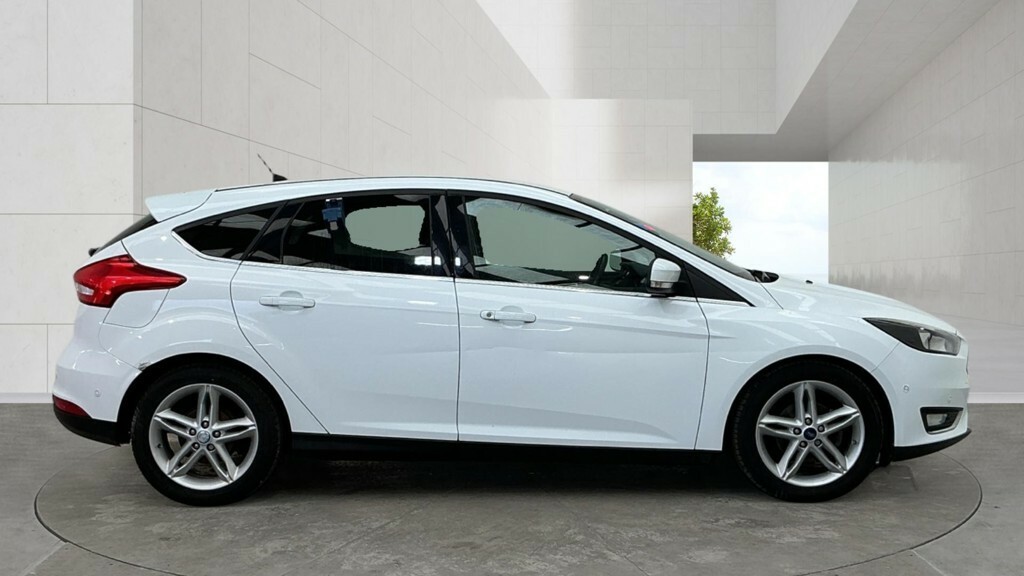 Ford Focus Hatchback 1.0 T Ecoboost Titanium 2015 WV65THG White #5