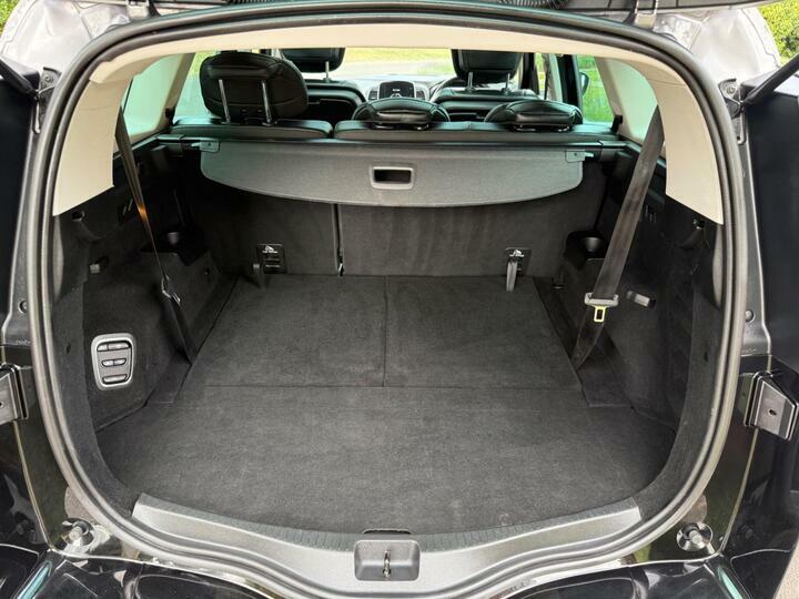 Renault Grand Scenic Iconic Red #28