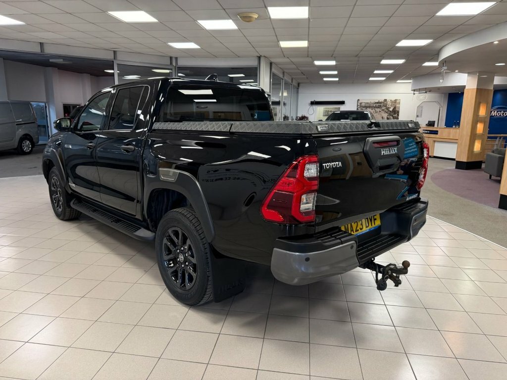 Toyota HILUX 2.8L Invincible X Black #4