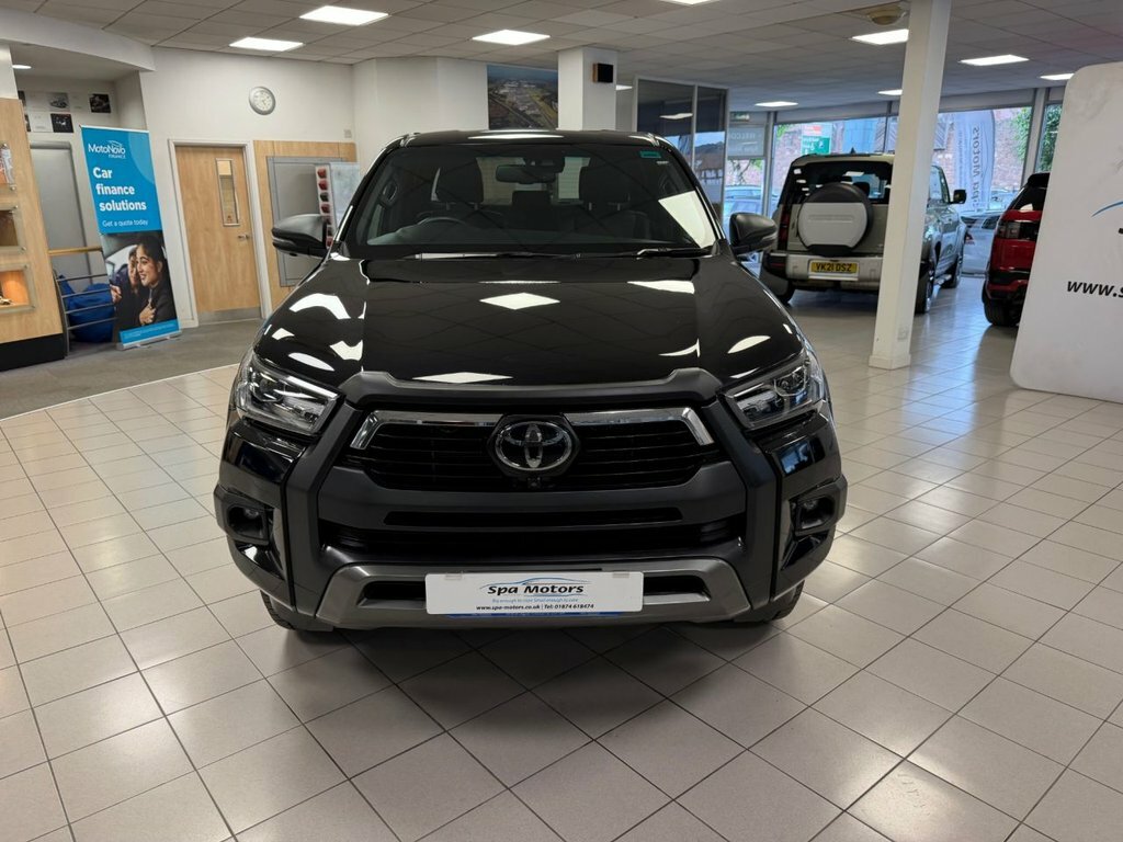 Toyota HILUX 2.8L Invincible X Black #2
