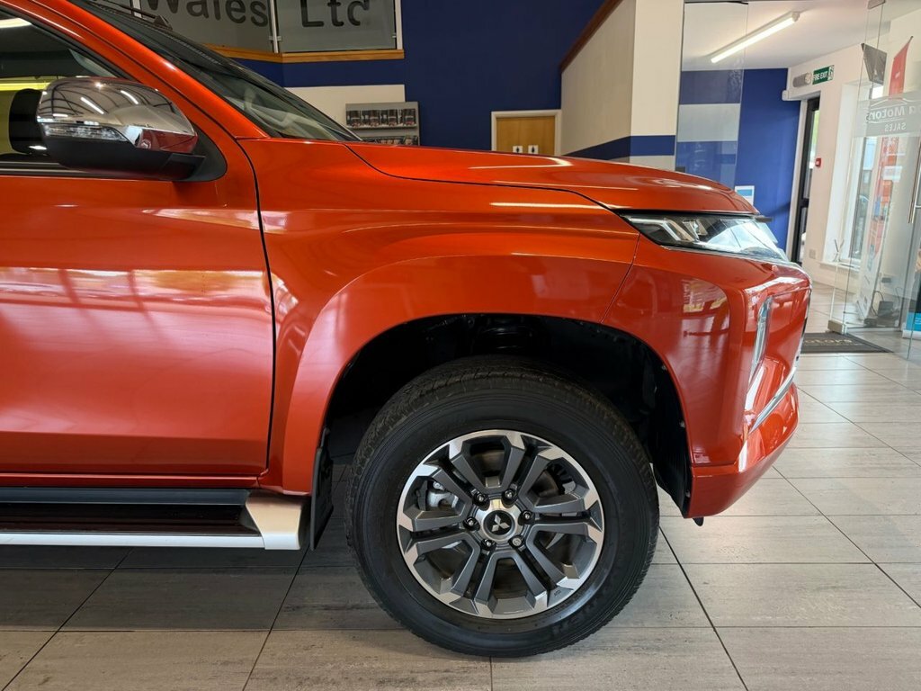 Mitsubishi L200 Pickup Orange #9