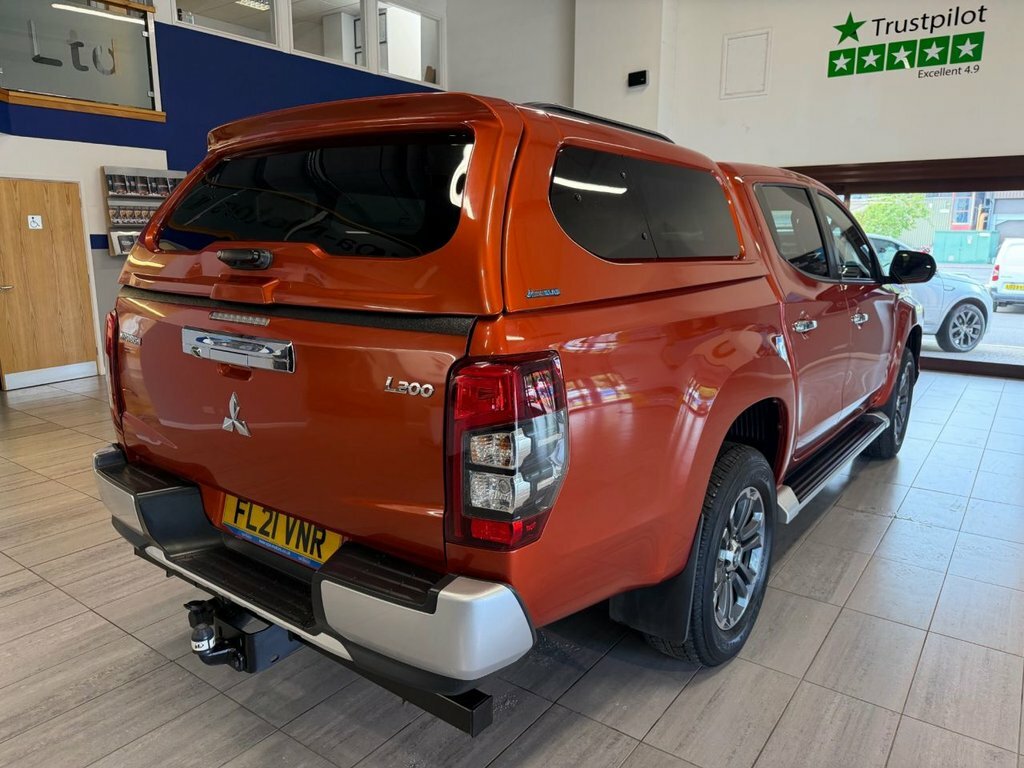 Mitsubishi L200 Pickup Orange #7