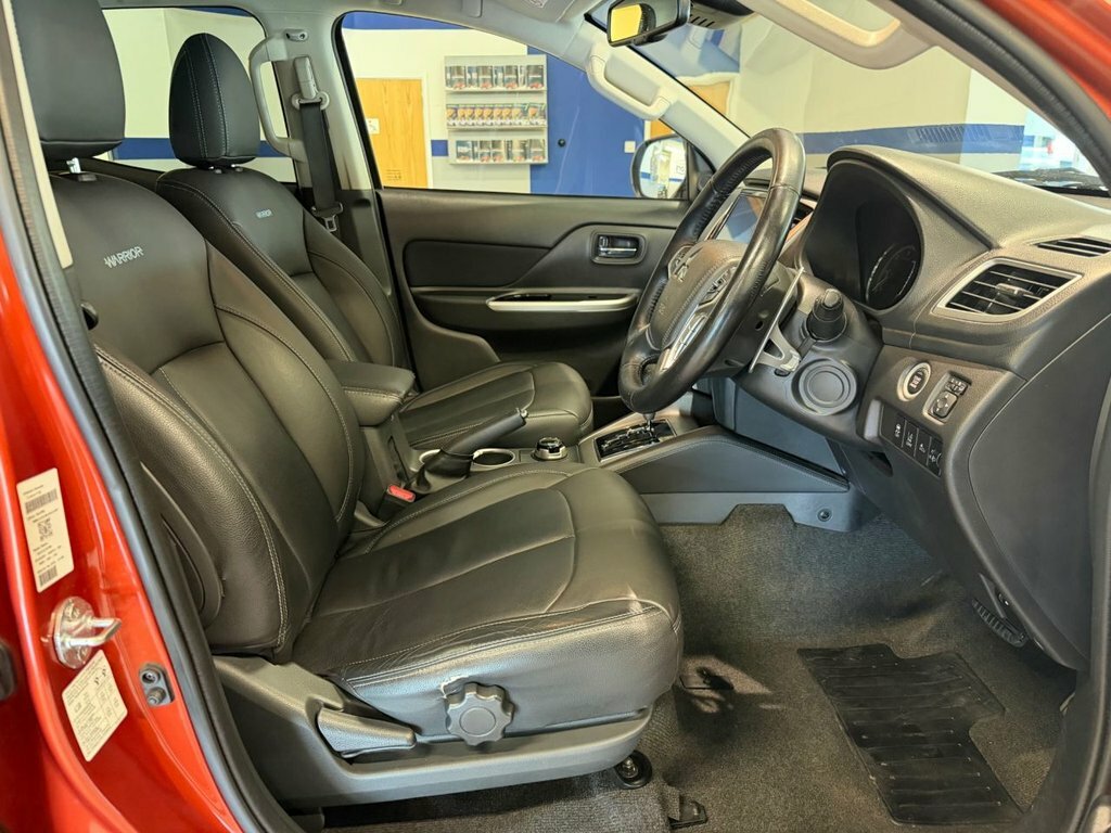 Mitsubishi L200 Pickup Orange #10