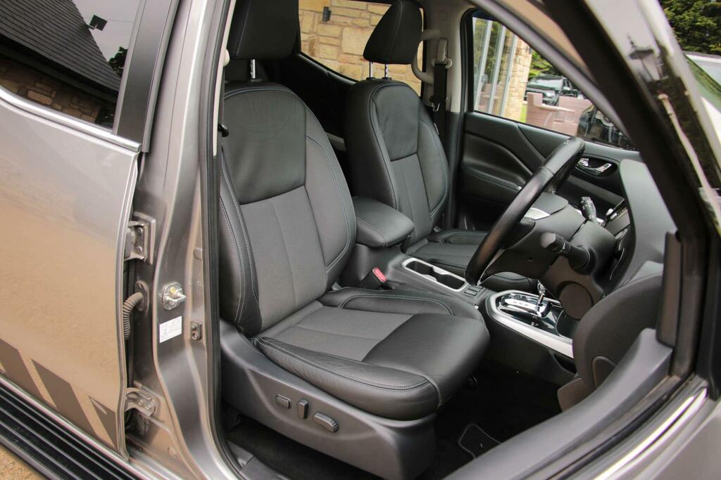 Nissan Navara 2.3 Navara N-guard Dci 4Wd Grey #2