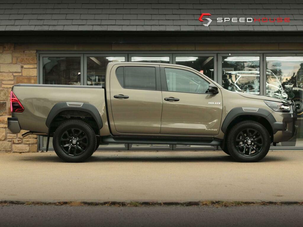 Toyota HILUX Invincible X Brown #5