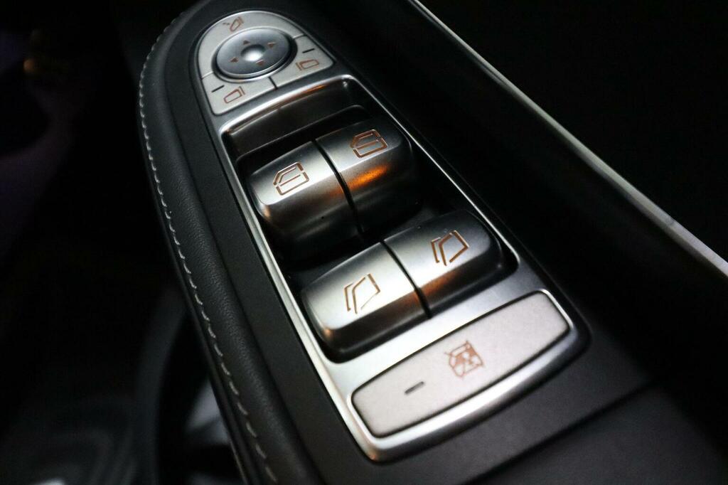 Mercedes-Benz V Class Premium Black #17