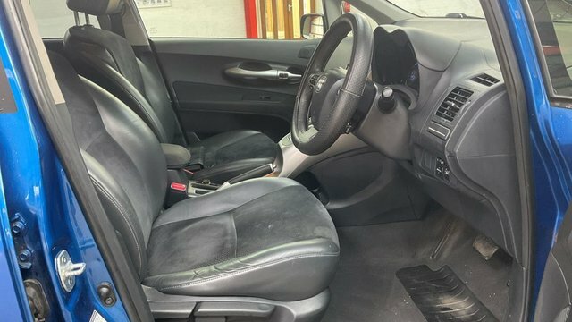 Toyota Auris Hatchback Black #11