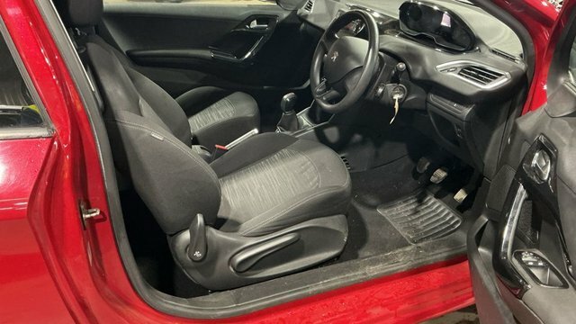 Peugeot 208 Vti Access Hatchback Red #5