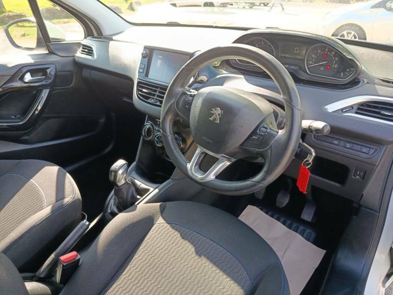 Peugeot 208 Allure Black #5