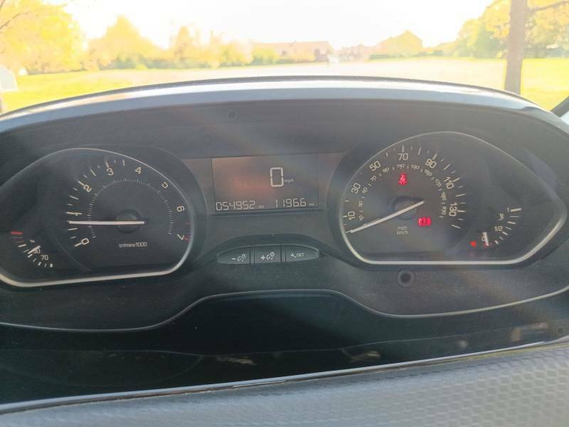 Peugeot 208 Allure Black #2