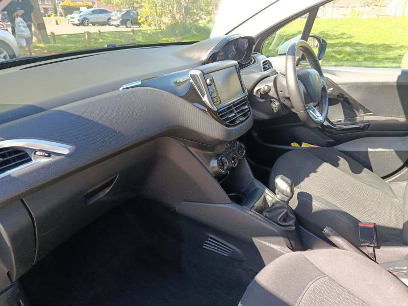 Peugeot 208 Allure Black #15