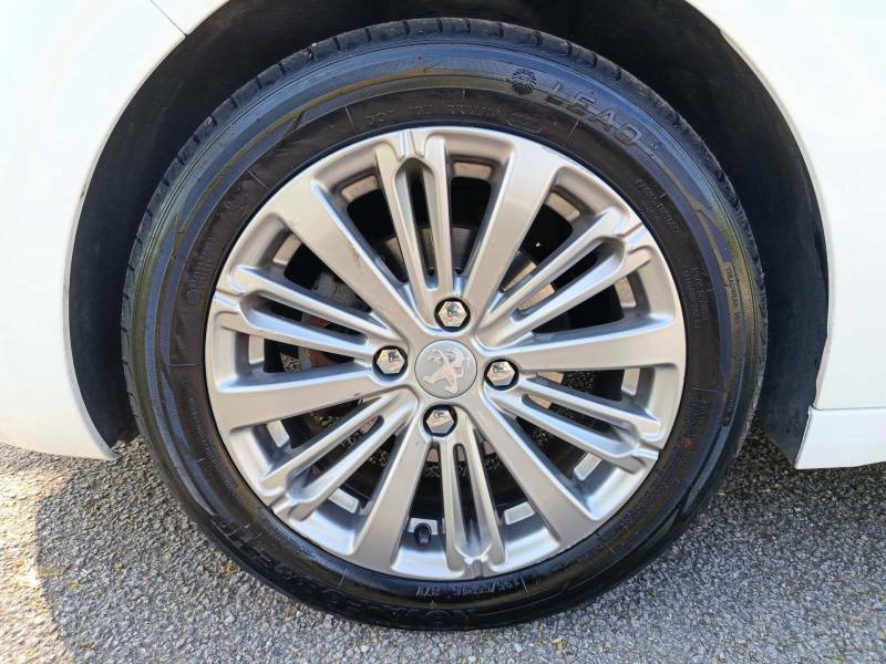 Peugeot 208 Allure Black #9