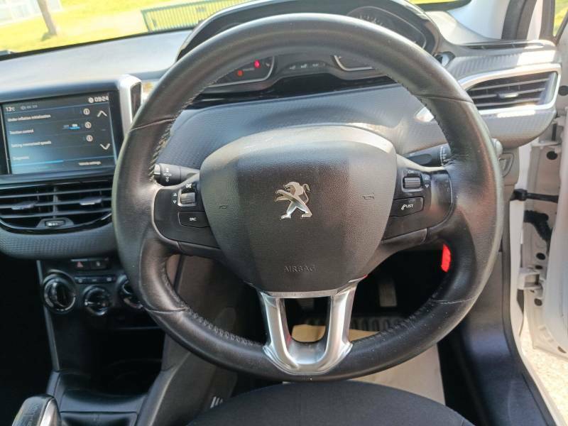 Peugeot 208 Allure Black #3