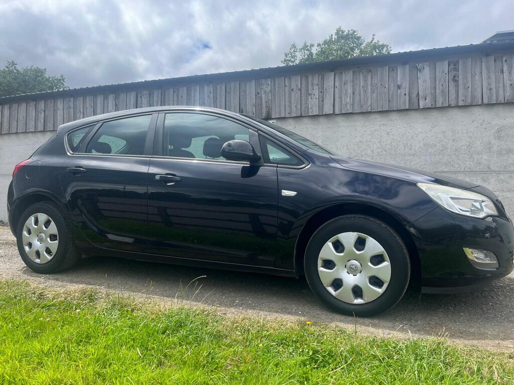 Vauxhall Astra 1.4 16V Exclusiv Euro 5 Black #4