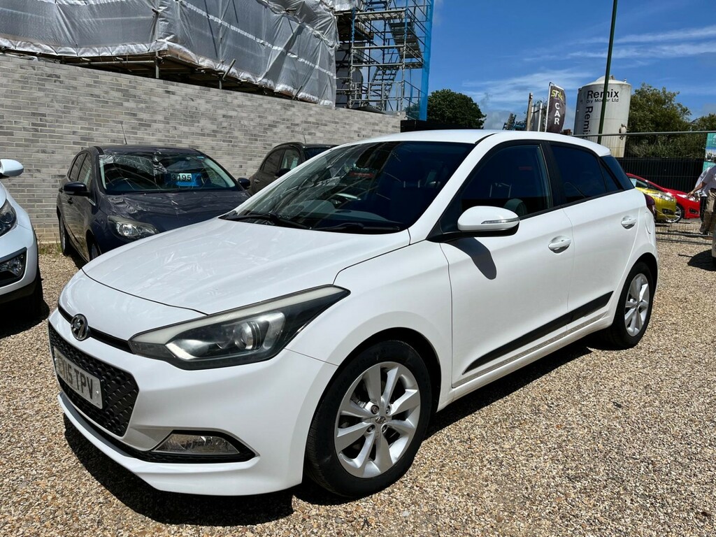 Hyundai I20 Hatchback 1.4 Crdi Premium 2015 White #3