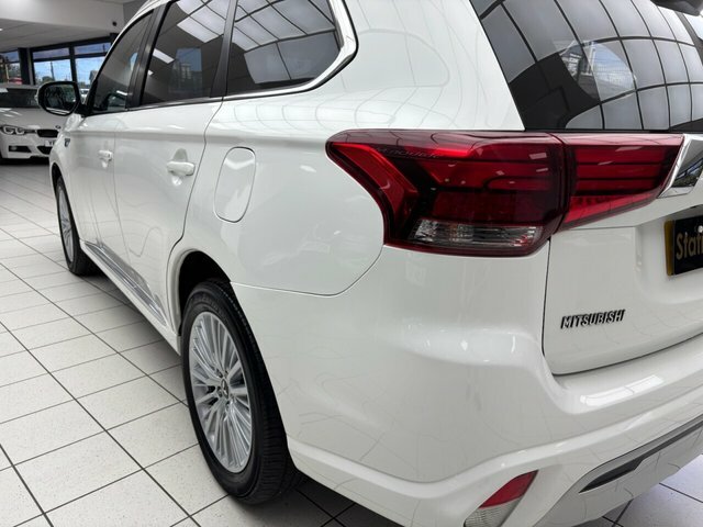 Mitsubishi Outlander  White #16