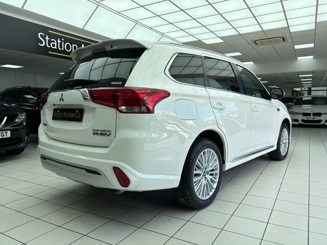 Mitsubishi Outlander  White #19