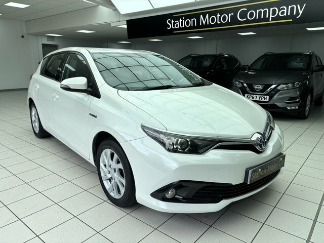 Toyota Auris Vvt-h Business Edition Hatchback White #2