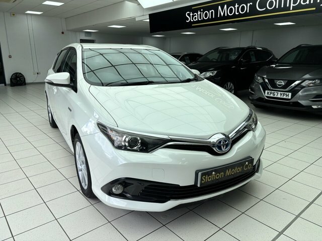 Toyota Auris Vvt-h Business Edition Hatchback White #3