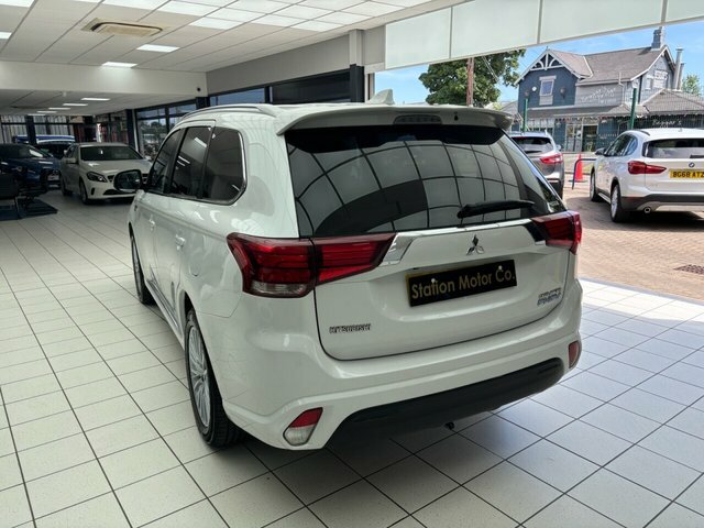 Mitsubishi Outlander 2.4 Phev 4H 207 Bhp White #9