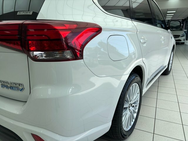 Mitsubishi Outlander 2.4 Phev 4H 207 Bhp White #17