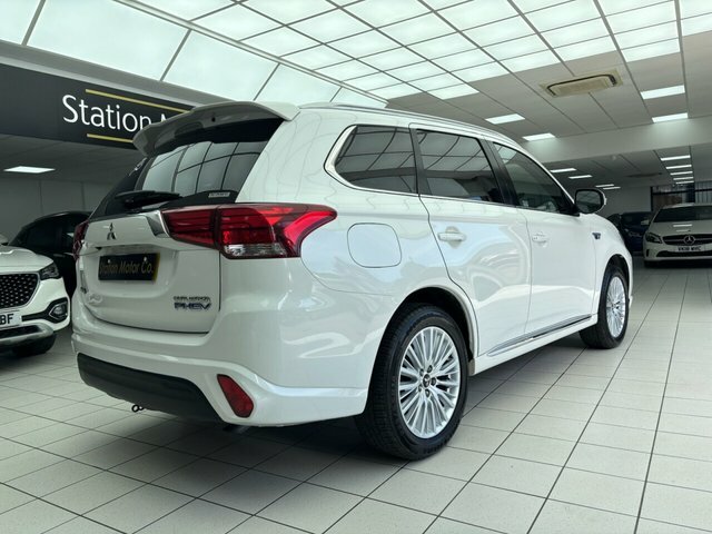 Mitsubishi Outlander 2.4 Phev 4H 207 Bhp White #19