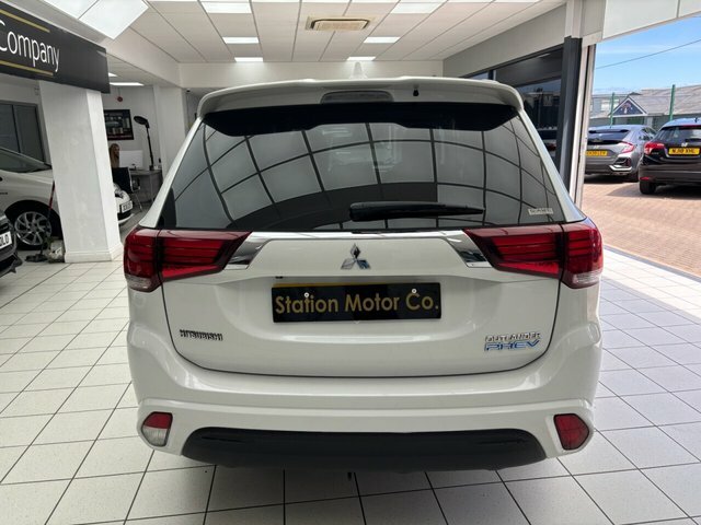 Mitsubishi Outlander 2.4 Phev 4H 207 Bhp White #10