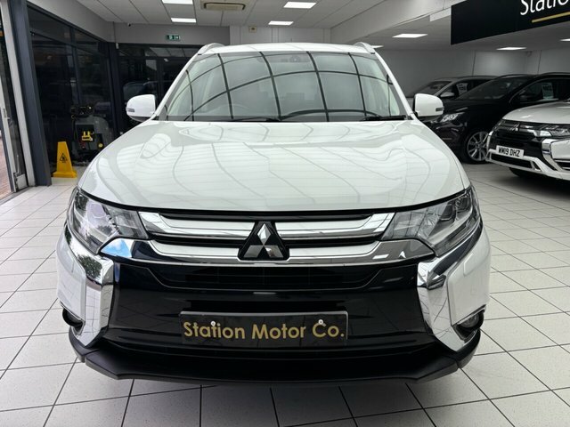 Mitsubishi Outlander Di-d Gx4 Suv White #4
