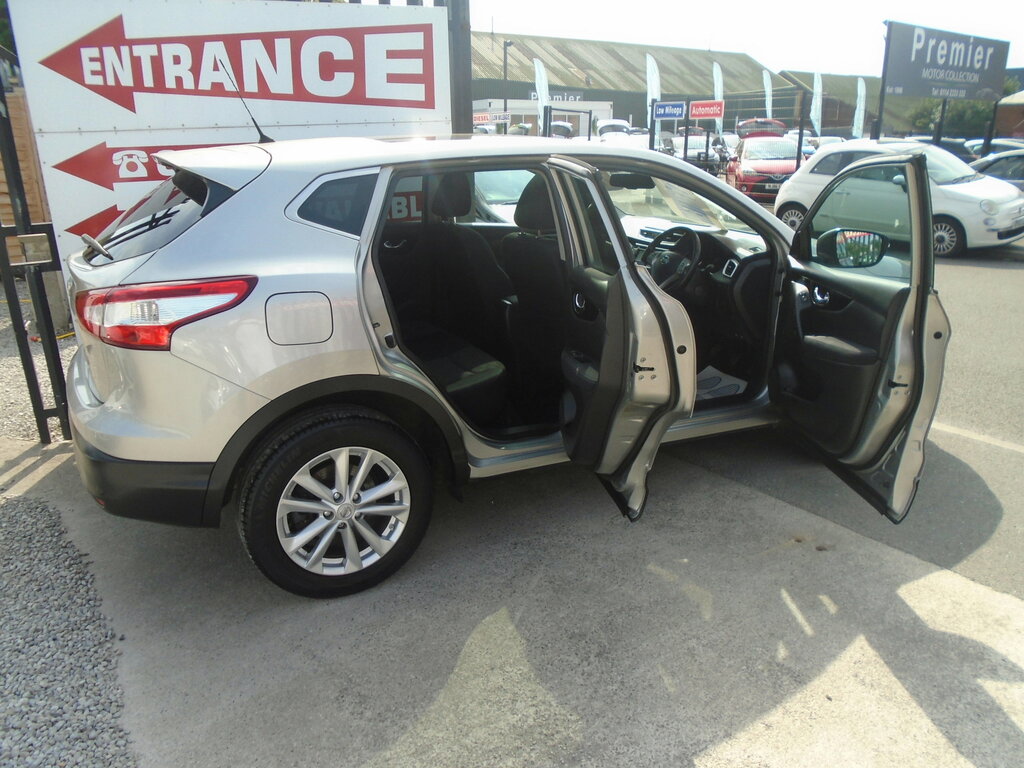 Nissan Qashqai Hatchback Black #5