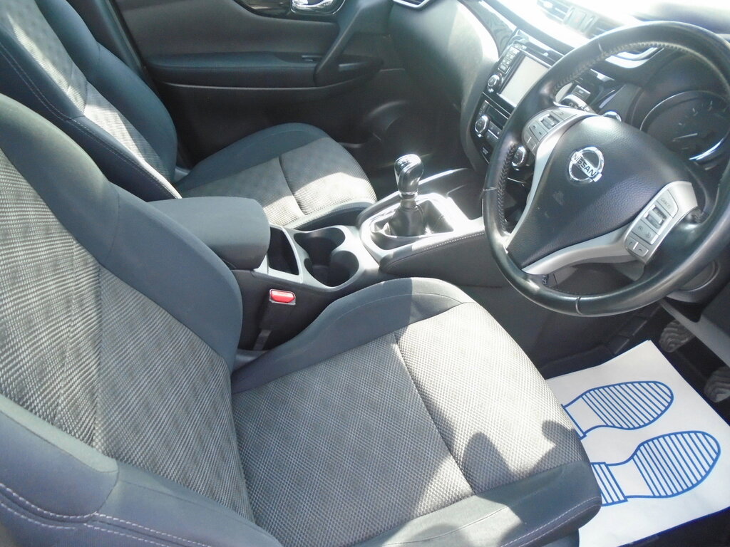 Nissan Qashqai Hatchback Black #6