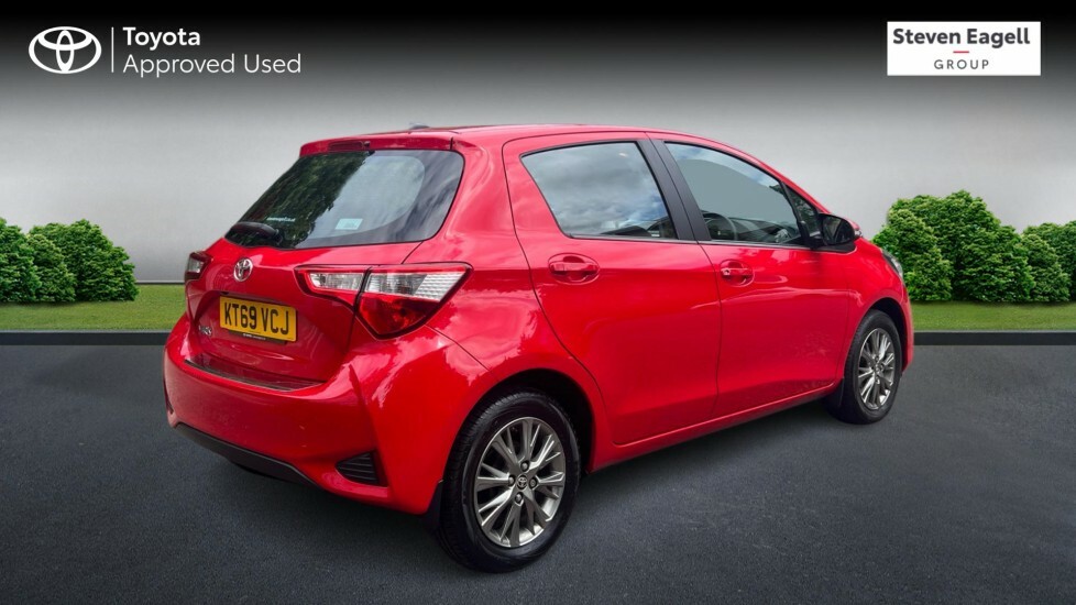 Toyota Yaris 1.5 Vvt-i Icon Euro 6 KT69VCJ Red #2