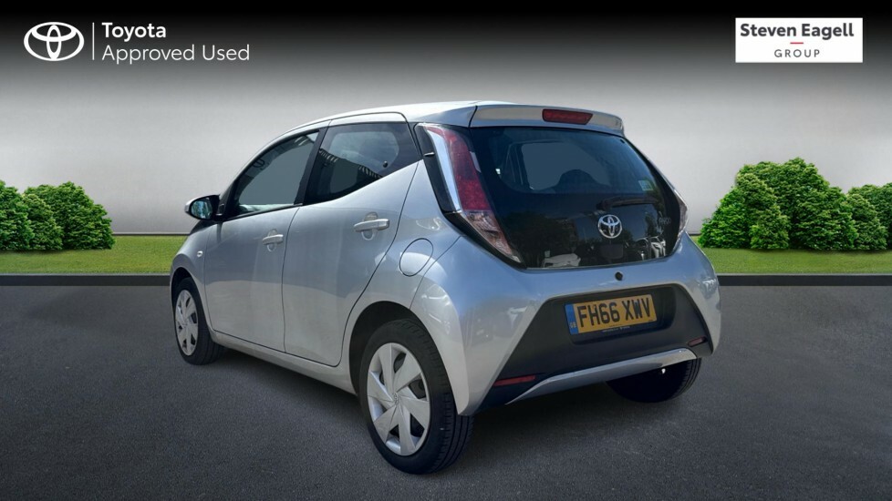 Toyota Aygo 1.0 Vvt-i X-play Euro 6 FH66XWV Silver #4