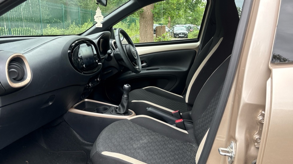 Toyota Aygo X 1.0 Vvt-i Edge Euro 6 Ss GY73YAD Beige #5