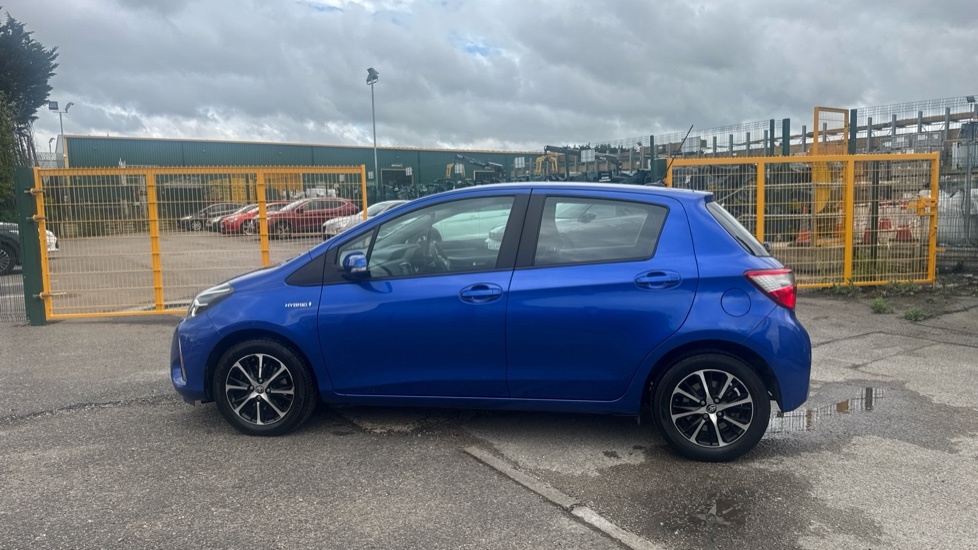 Toyota Yaris 1.5 Vvt-h Blue Bi-tone Hatchback Hybrid Blue #24