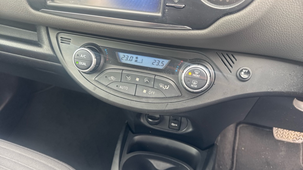 Toyota Yaris 1.5 Vvt-h Blue Bi-tone Hatchback Hybrid Blue #37