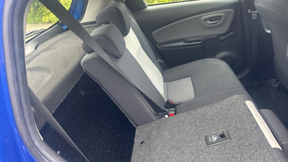 Toyota Yaris 1.5 Vvt-h Blue Bi-tone Hatchback Hybrid Blue #18