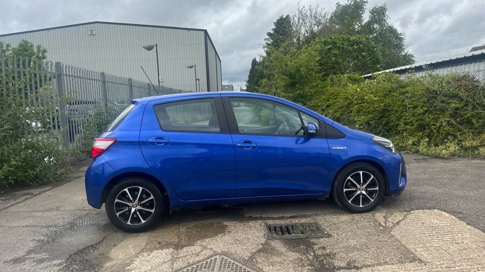 Toyota Yaris 1.5 Vvt-h Blue Bi-tone Hatchback Hybrid Blue #23
