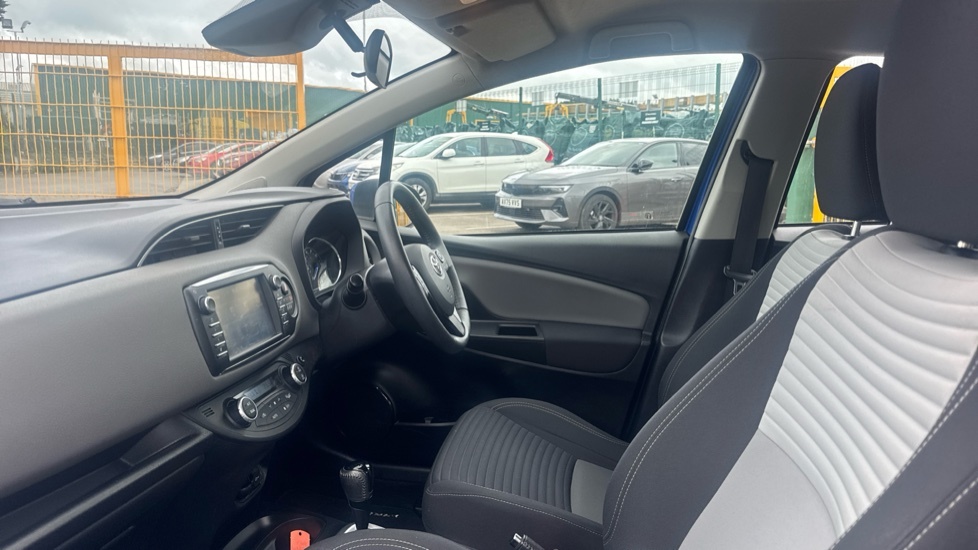 Toyota Yaris 1.5 Vvt-h Blue Bi-tone Hatchback Hybrid Blue #5