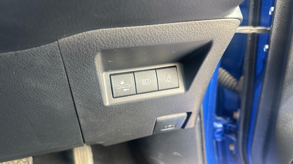 Toyota Yaris 1.5 Vvt-h Blue Bi-tone Hatchback Hybrid Blue #30