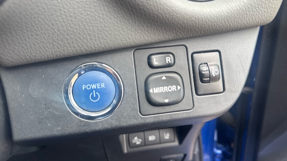 Toyota Yaris 1.5 Vvt-h Blue Bi-tone Hatchback Hybrid Blue #31